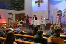 Firmvorbereitung mit Tauferinnerungsgottesdienst in St. Maria, Wolfhagen (Foto: Karl-Franz Thiede)